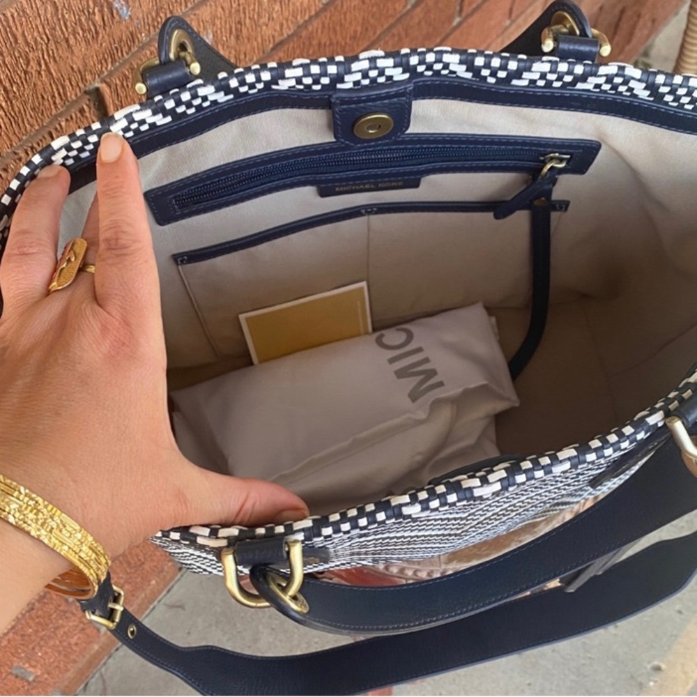 🤍💙gorgeous Micheal kors Brooklyn Large Woven Leather Satchel white and navy 🤍💙 - Picture 9 of 11